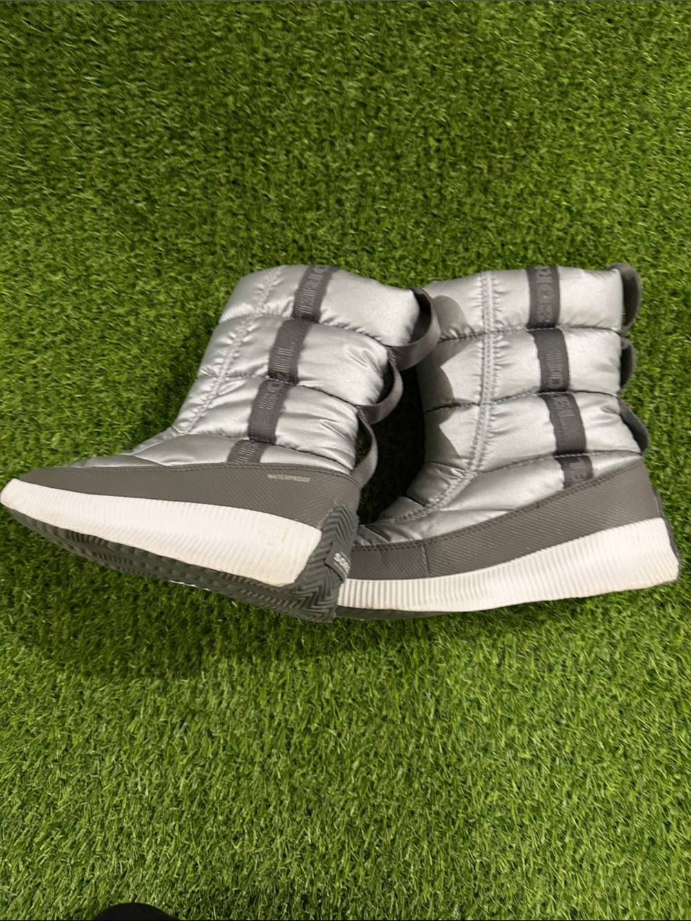 Sorel Silver Quilted Out N’ About Mid Ankle Boot. Great Condition. Womens 8.